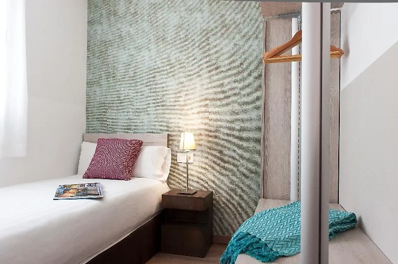 Mh Apartments S. Familia Barcelona 0*,  Spain