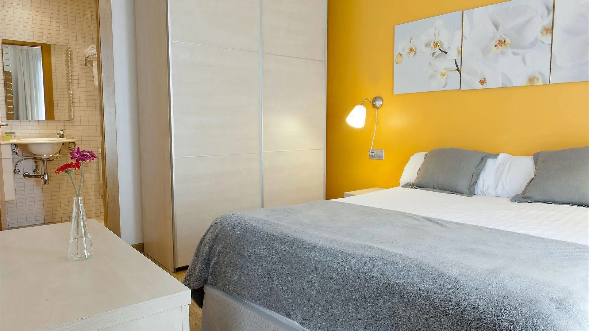 Mh Apartments S. Familia Barcelona Spain